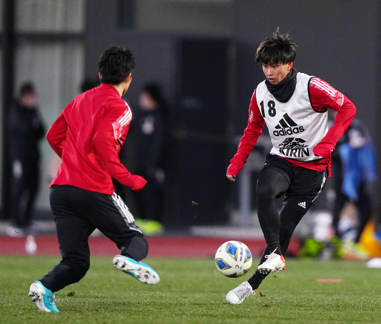 ドリブルで仕掛ける荒木（撮影・横山健太）