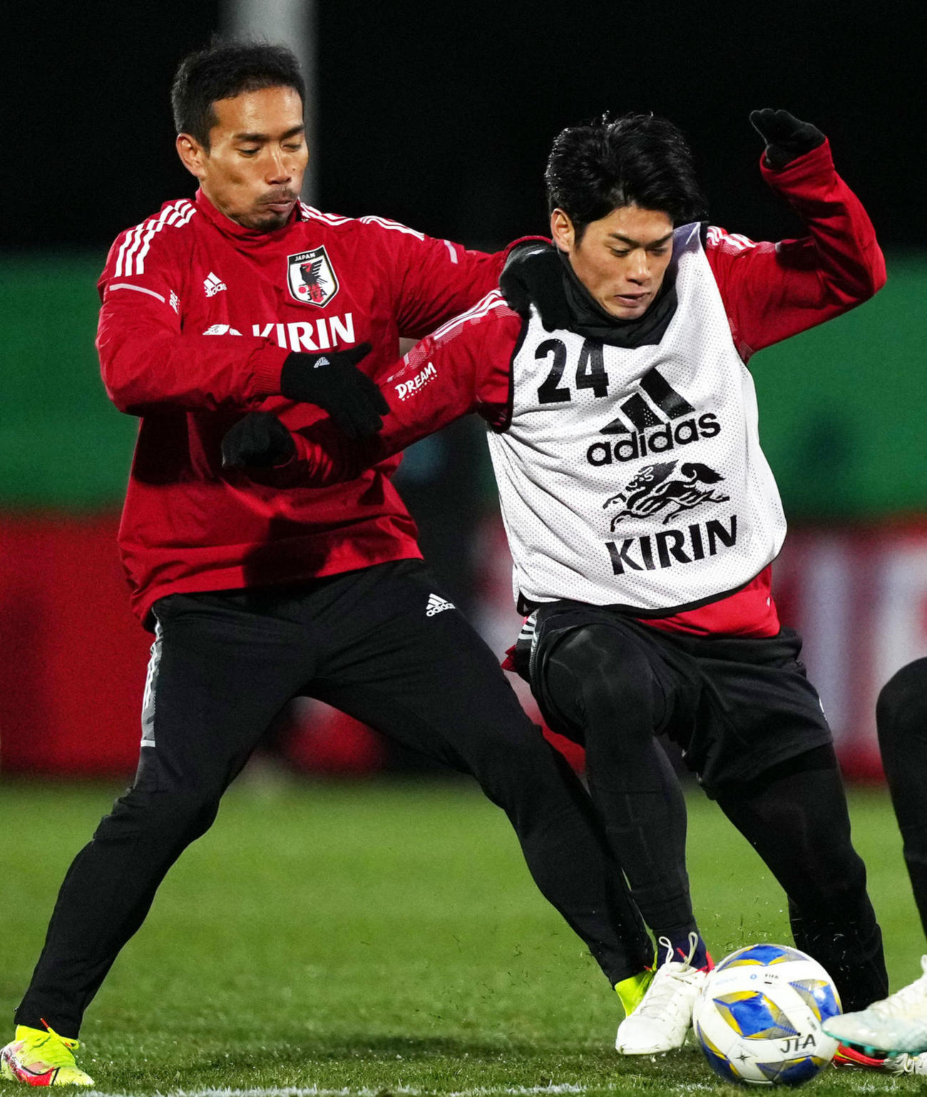 長友（左）と競り合う鈴木（撮影・横山健太）
