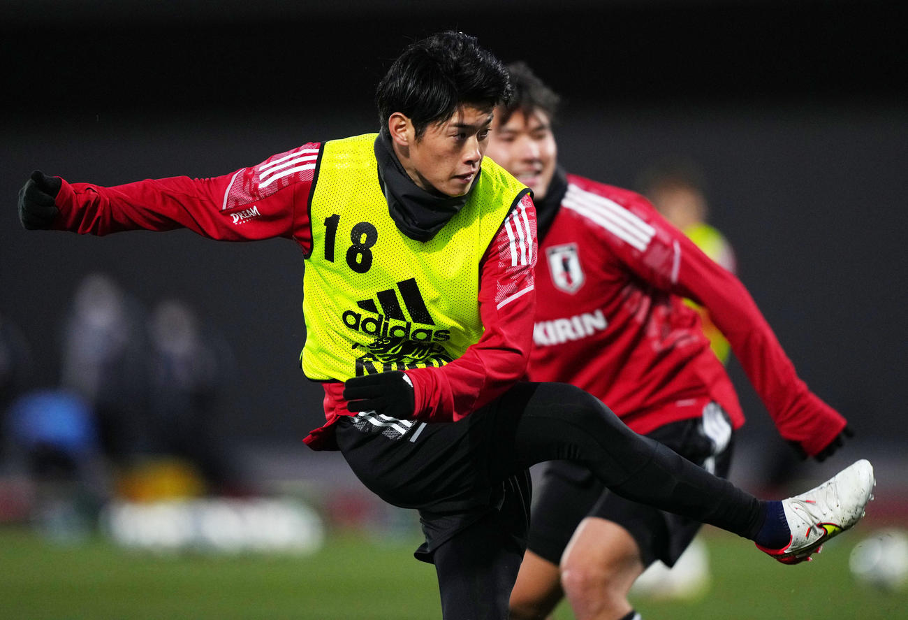 シュートを放つ鈴木（撮影・横山健太）