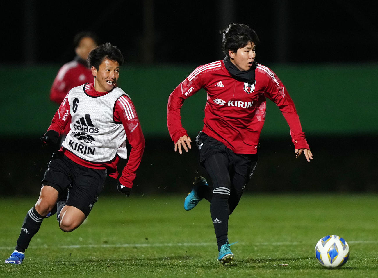 ドリブルする脇坂（右）。左は松岡（撮影・横山健太）