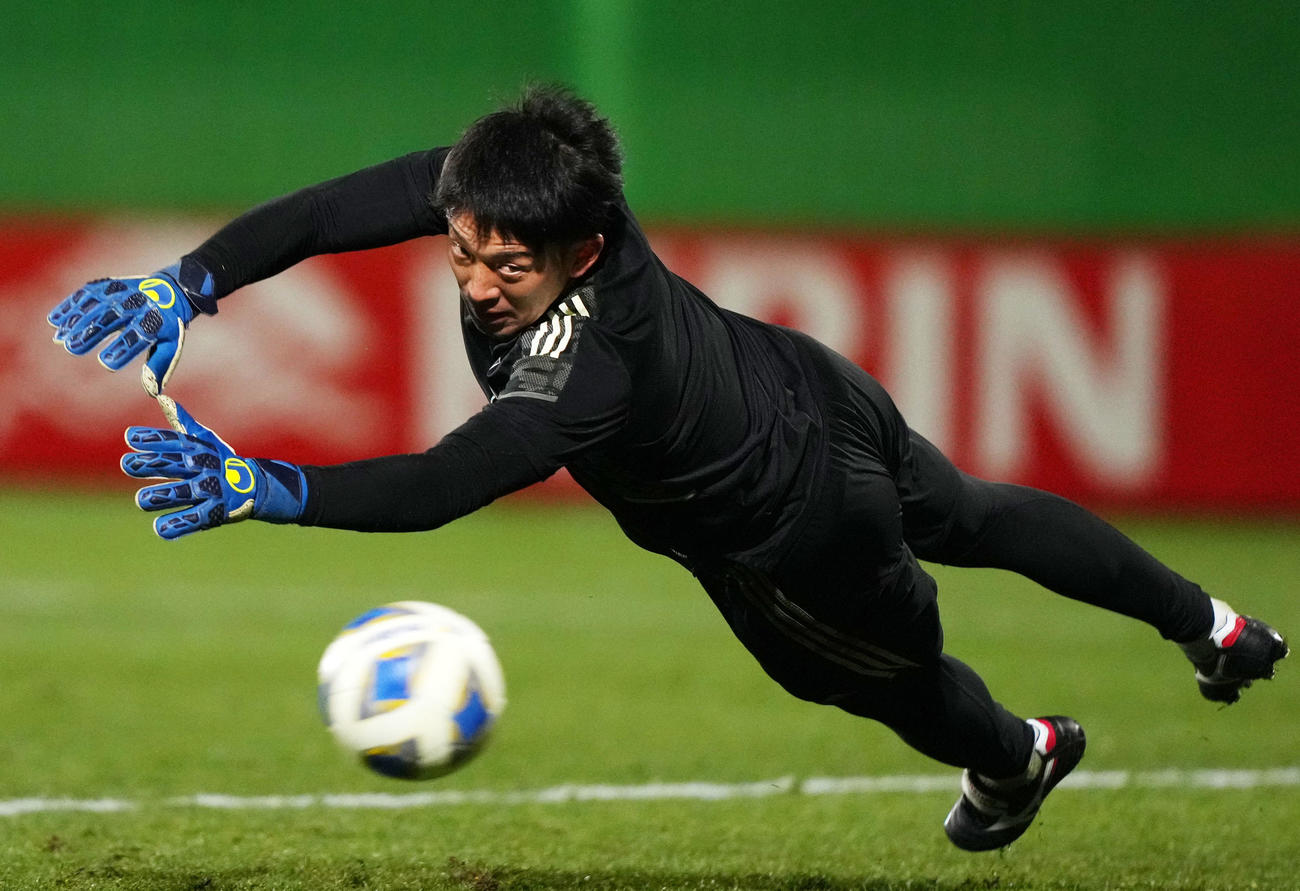 19日、ボールに飛びつくGK権田（撮影・横山健太）