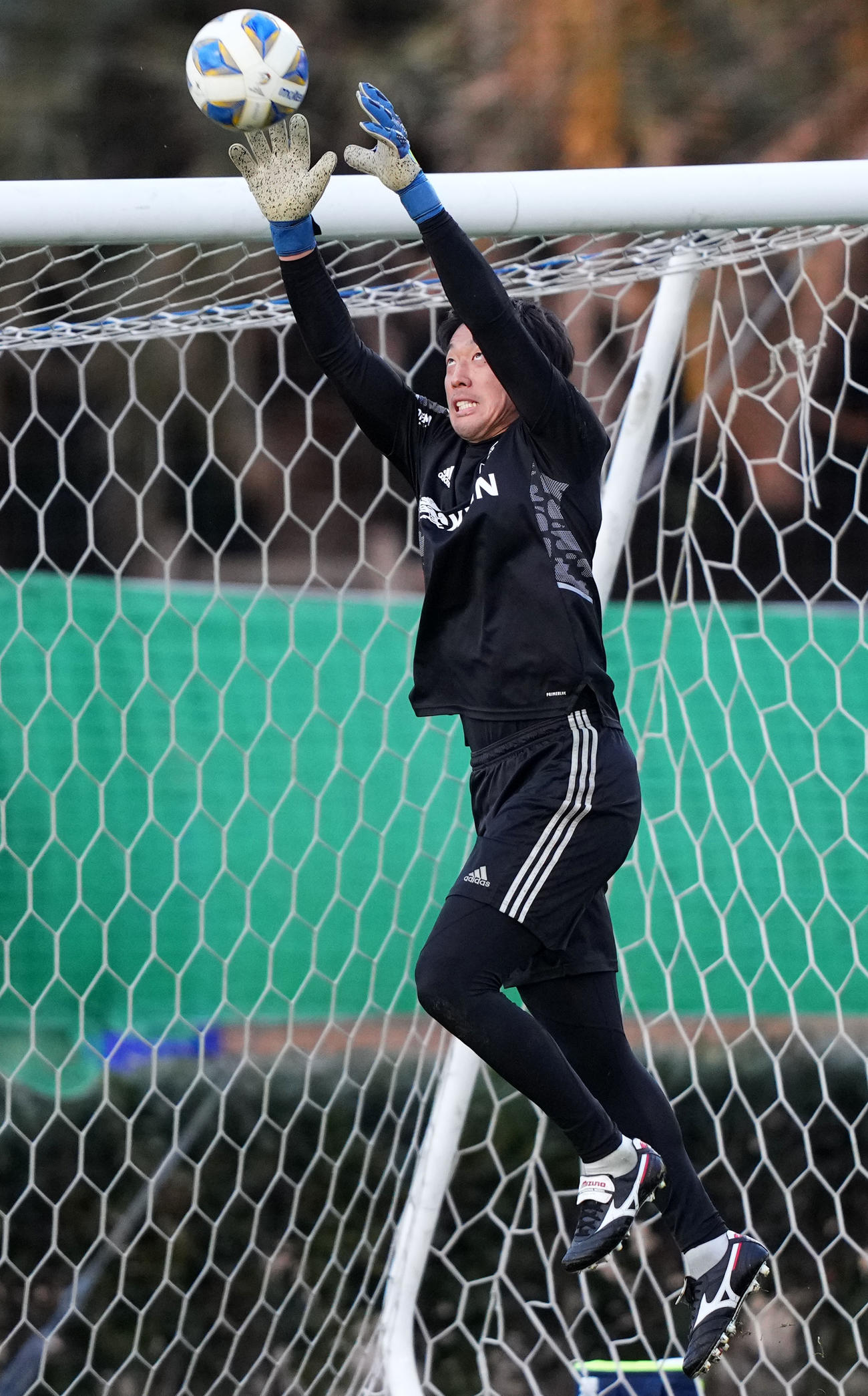 19日、ボールをキャッチするGK権田（撮影・横山健太）