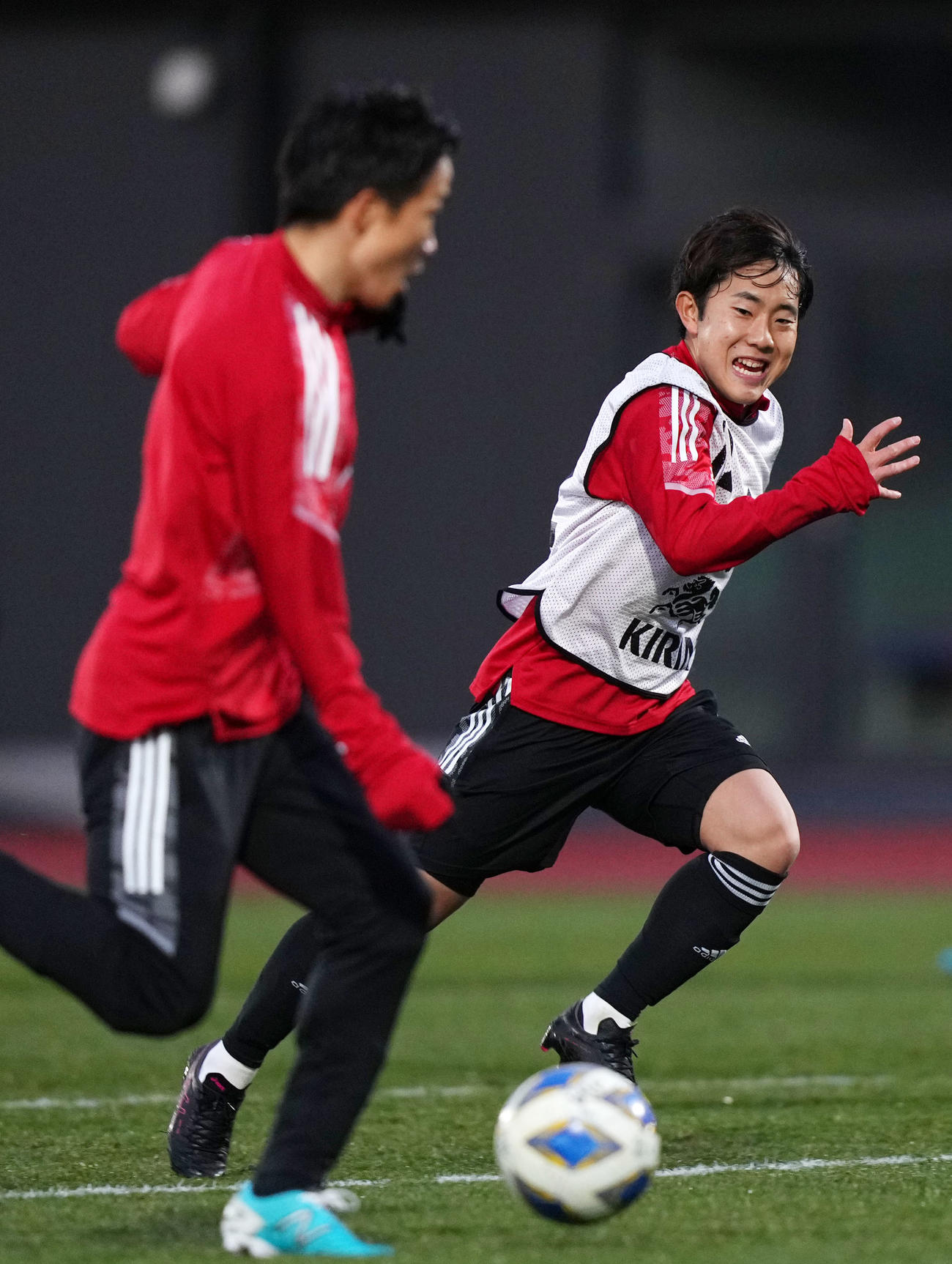 19日、ボールを追う渡辺（撮影・横山健太）