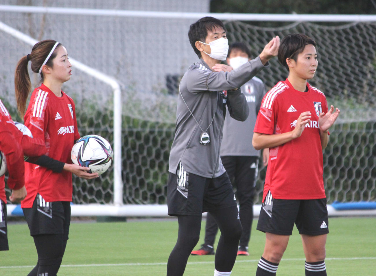 なでしこジャパンの池田監督（中央）。左はDF清水、右はFW植木理子（2021年10月18日撮影）
