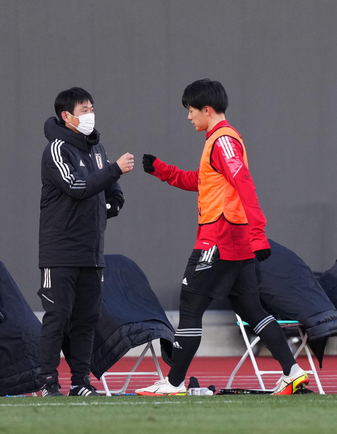日本代表対流通経大　試合を終え、森保監督（左）とタッチをかわす上田（撮影・横山健太）