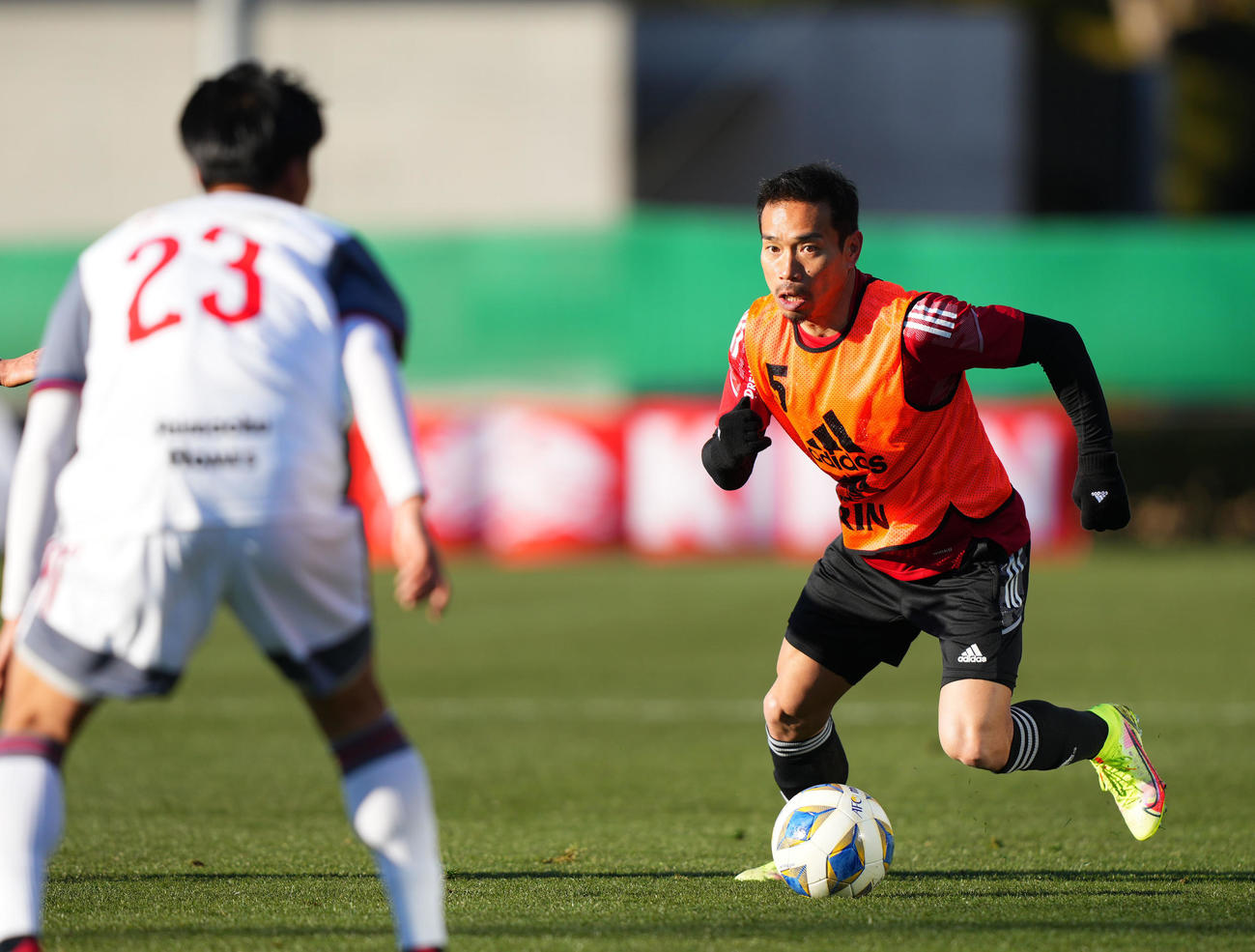 日本代表対流通経大　ドリブルする長友（撮影・横山健太）