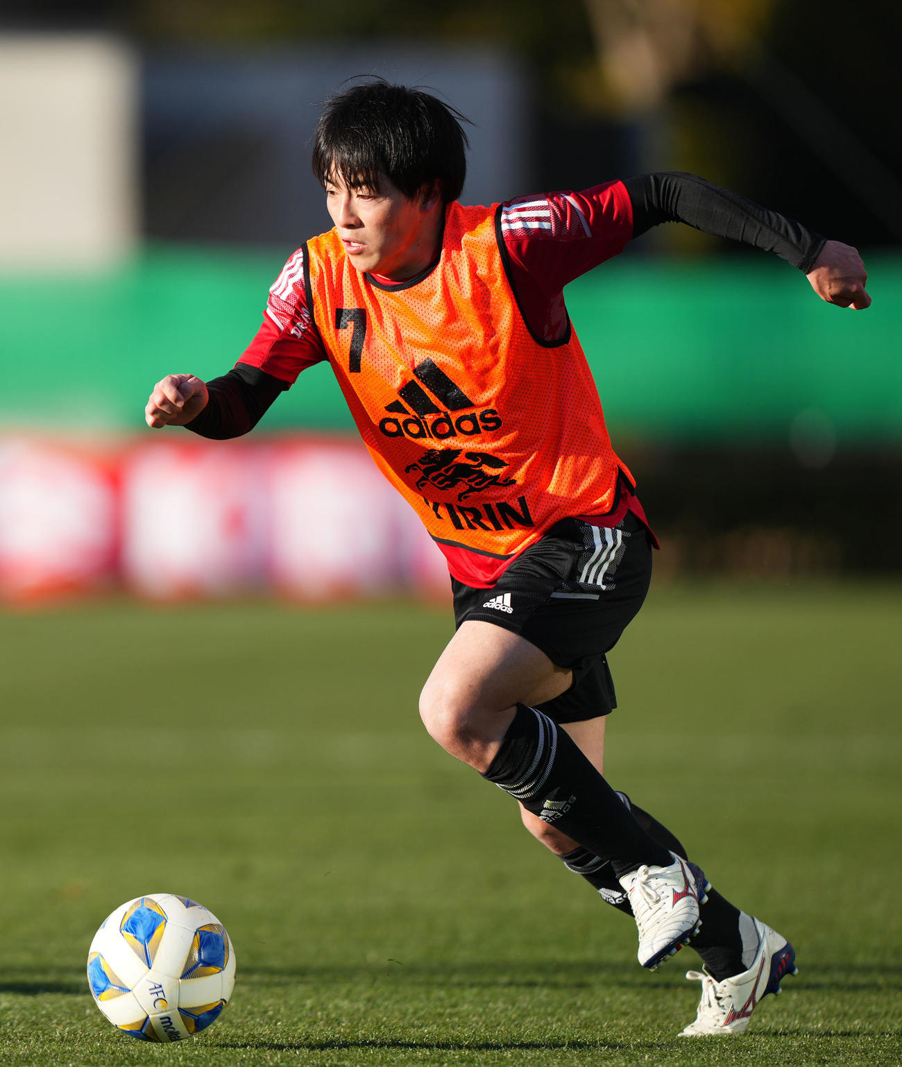 日本代表対流通経大　ドリブルする相馬（撮影・横山健太）