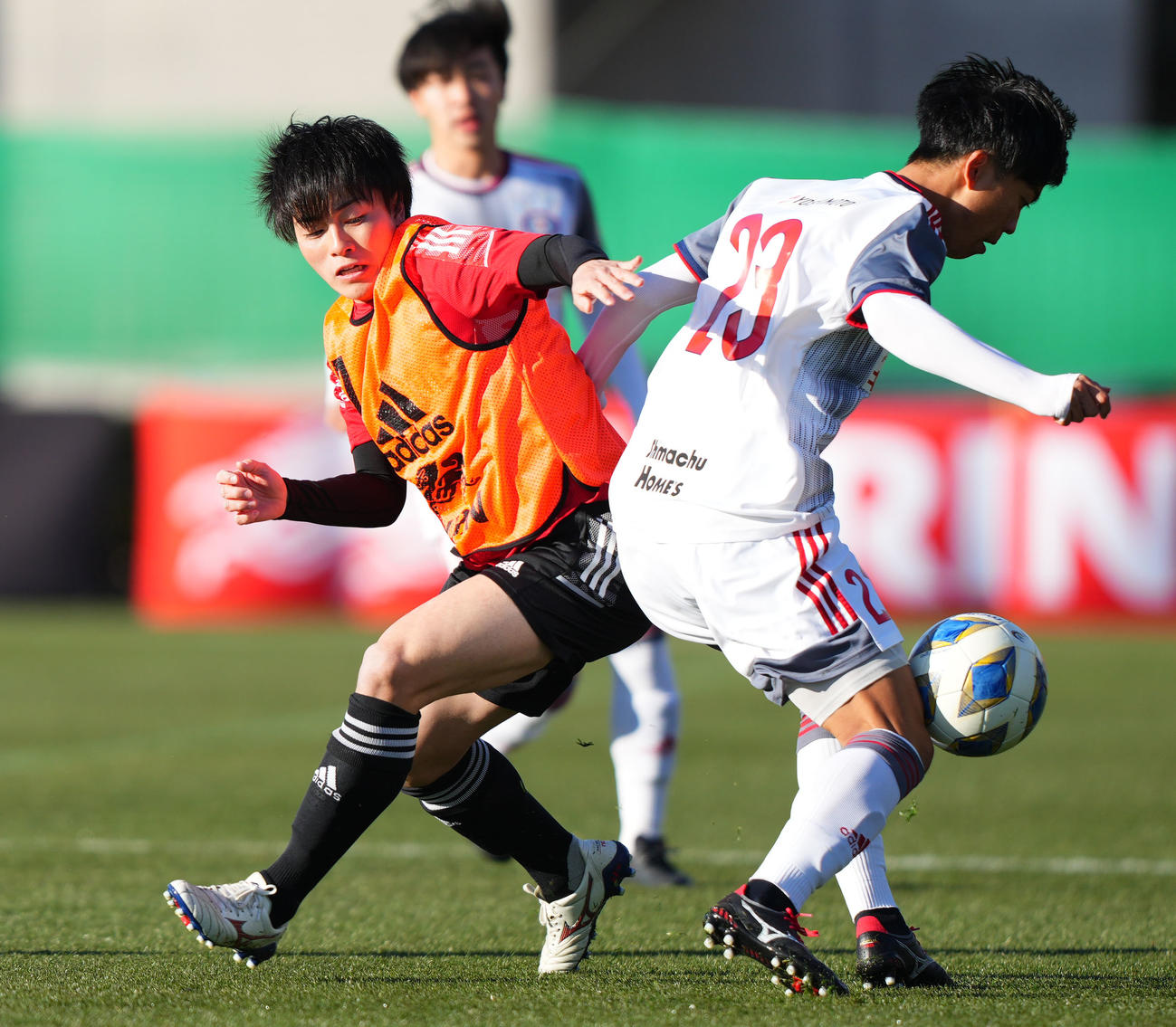 日本代表対流通経大　競り合う相馬（左）（撮影・横山健太）