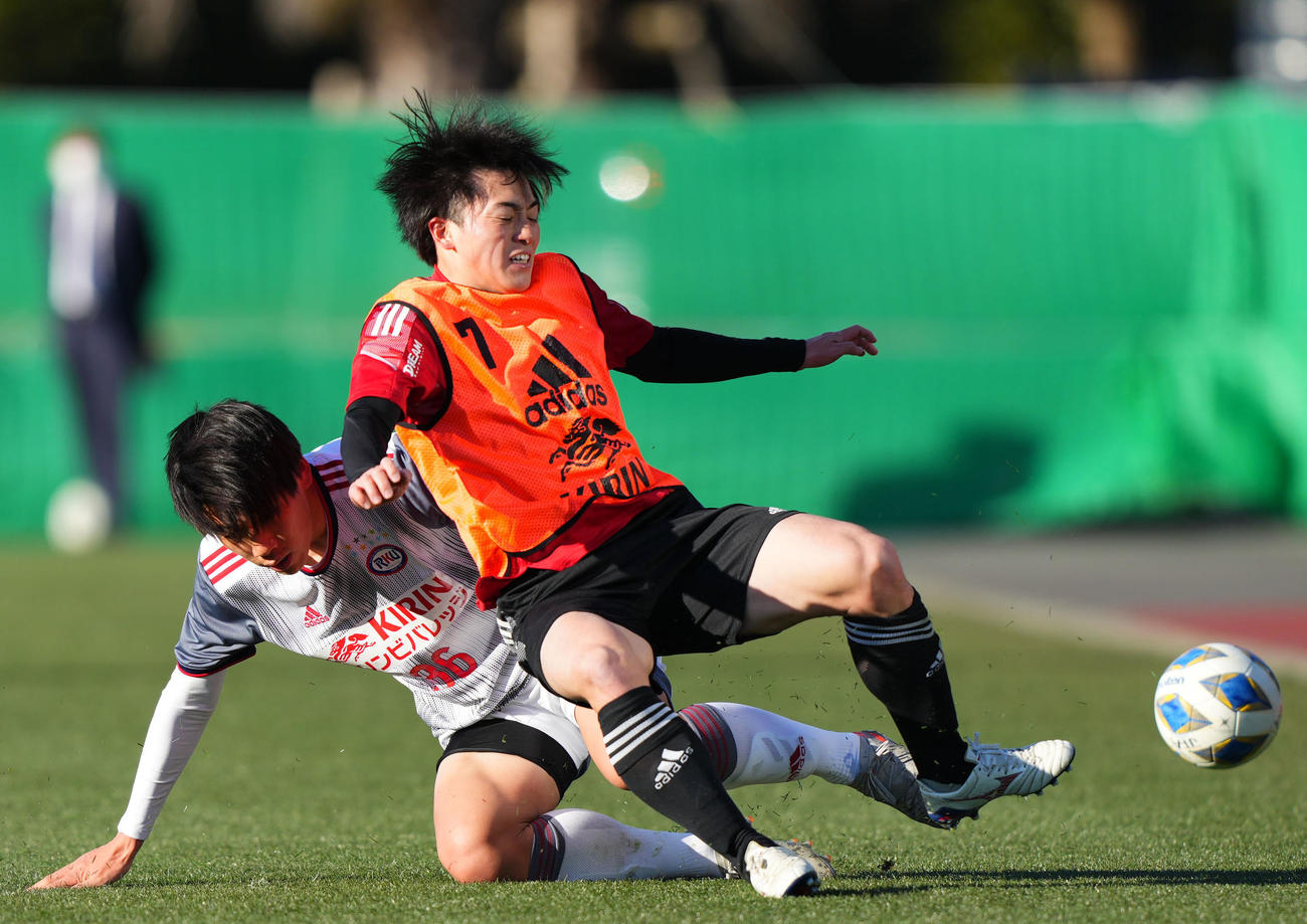 日本代表対流通経大　競り合う相馬（右）（撮影・横山健太）