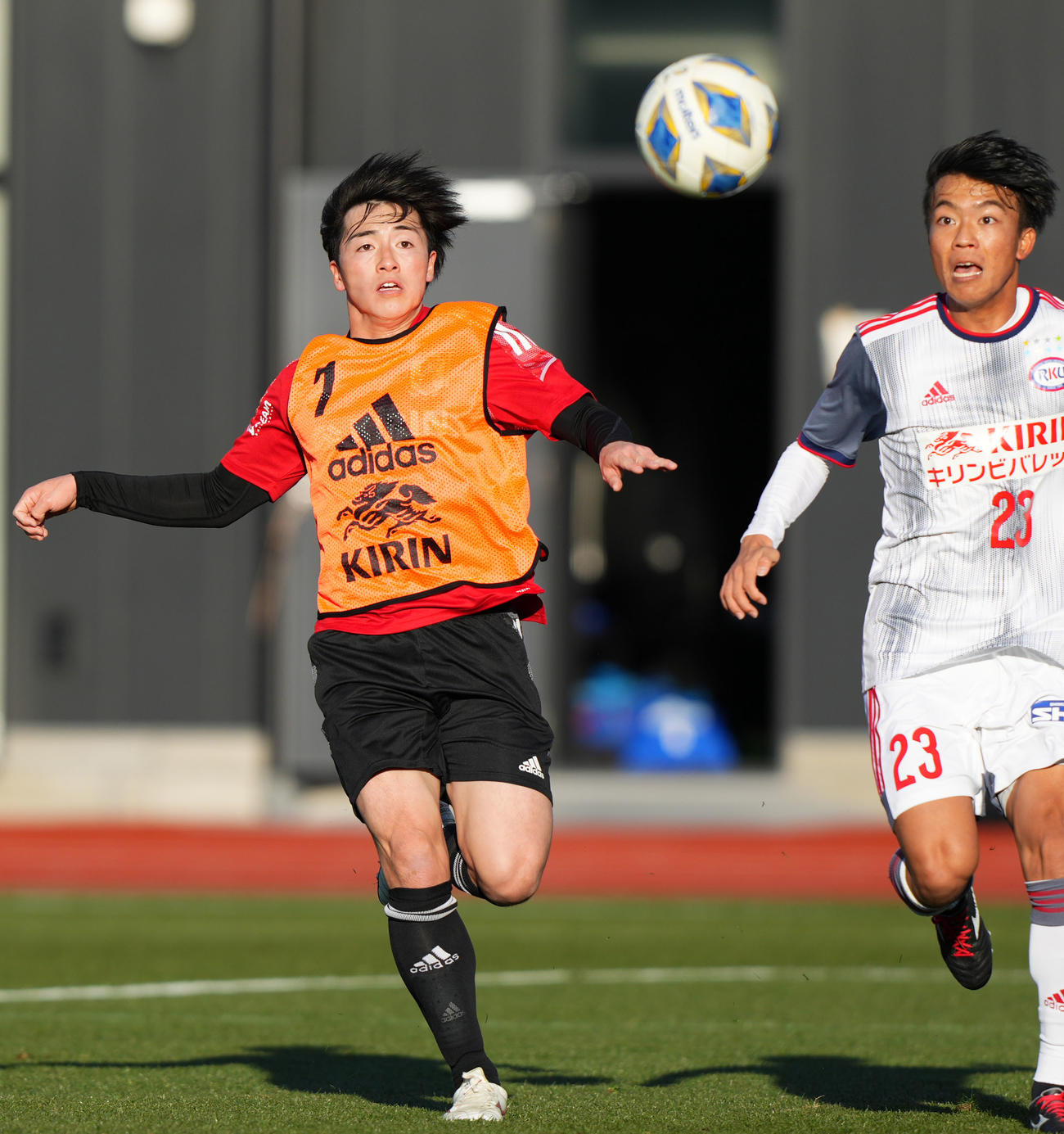 日本代表対流通経大　競り合う相馬（左）（撮影・横山健太）