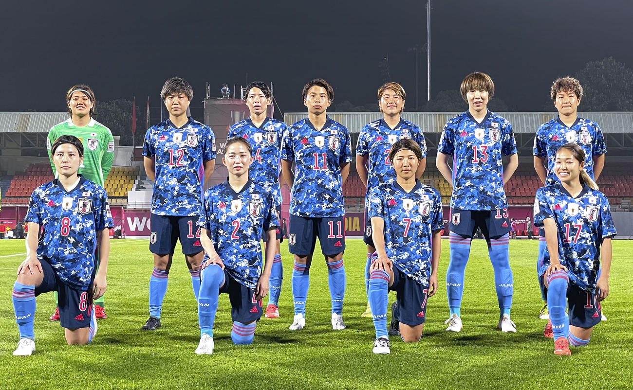 ベトナム戦に臨む成宮（前列右端）ら女子日本代表（共同）