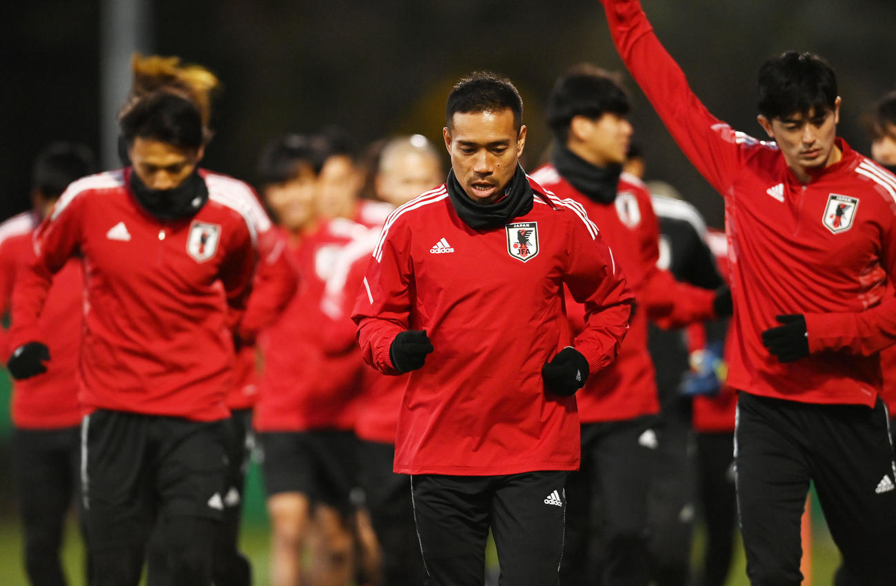 先頭に立ちランニングをする長友（中央）（撮影・横山健太）