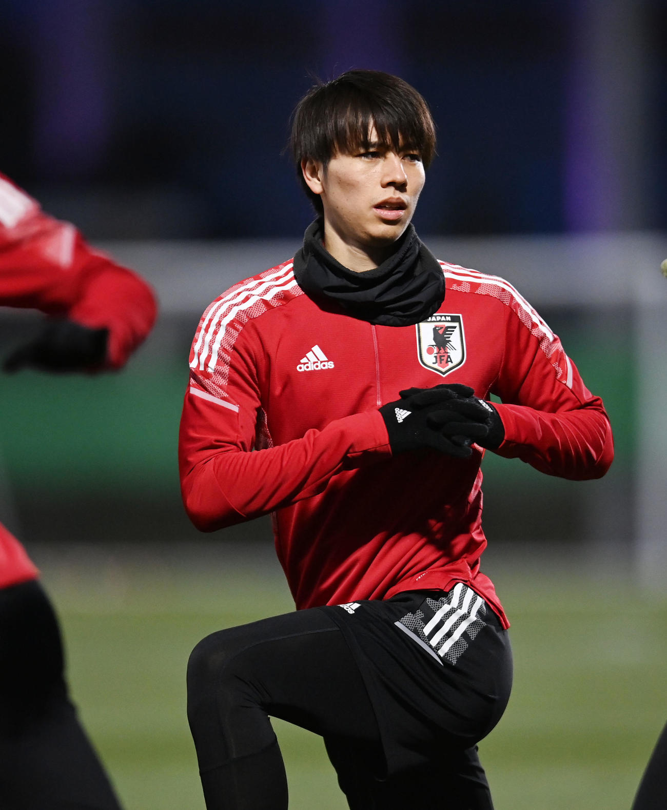 ストレッチをする田中（撮影・横山健太）