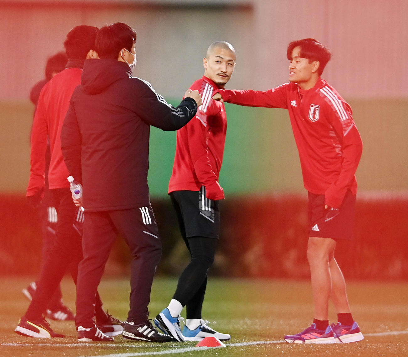 森保監督（左）とタッチを交わす久保建英（右）（2022年1月24日撮影）