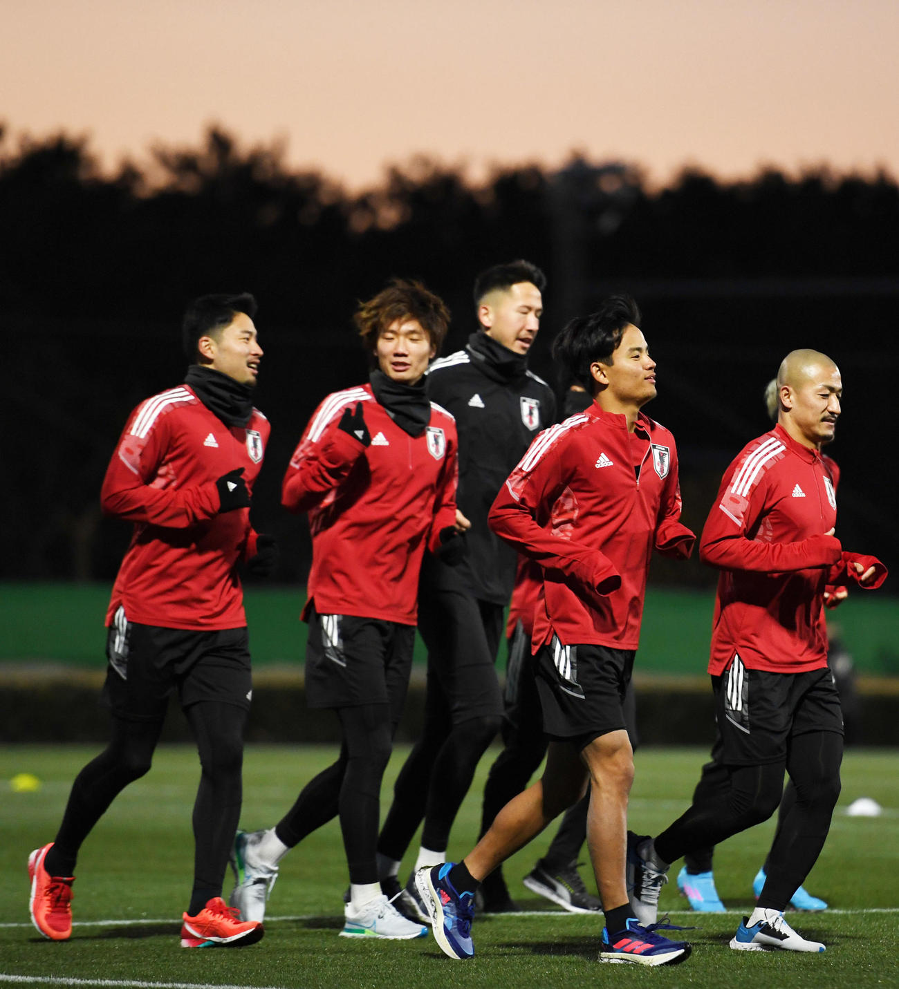 笑顔でランニングをする久保建英（右から2人目）（2022年1月24日撮影）