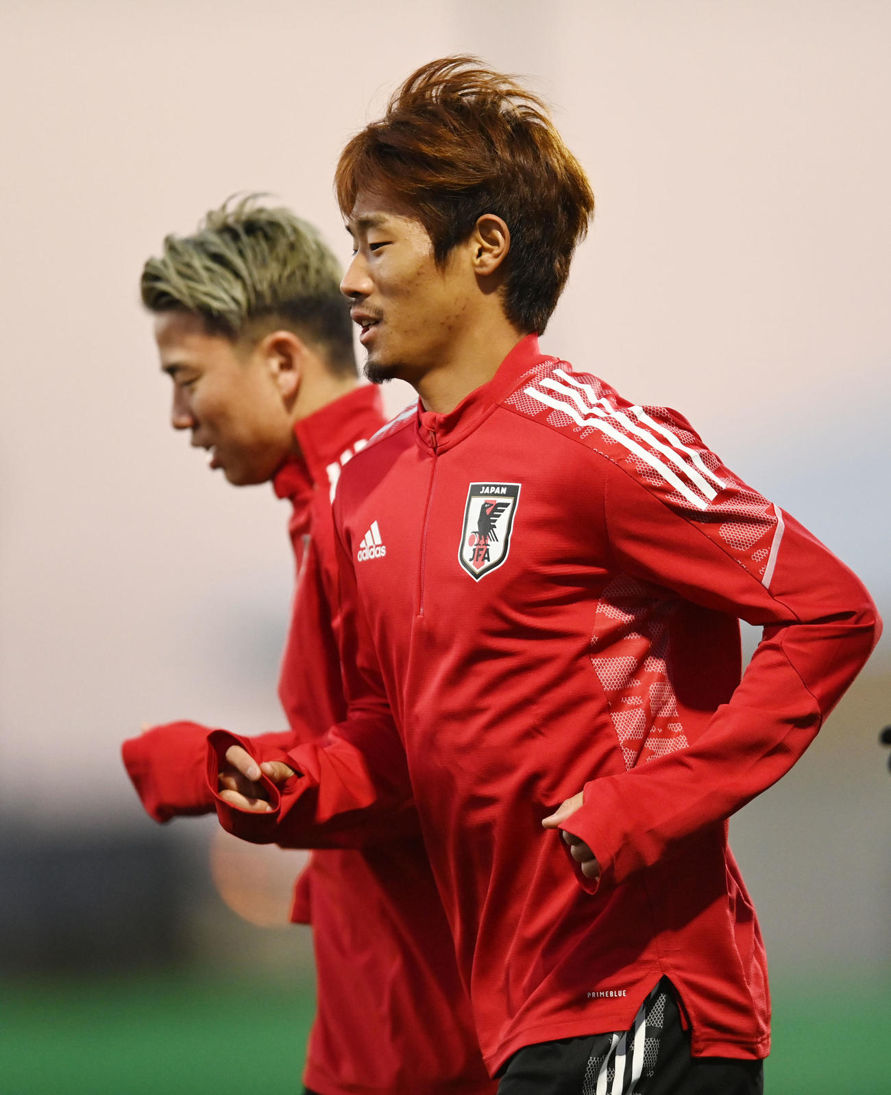 24日、ランニングをする守田（右）（撮影・横山健太）