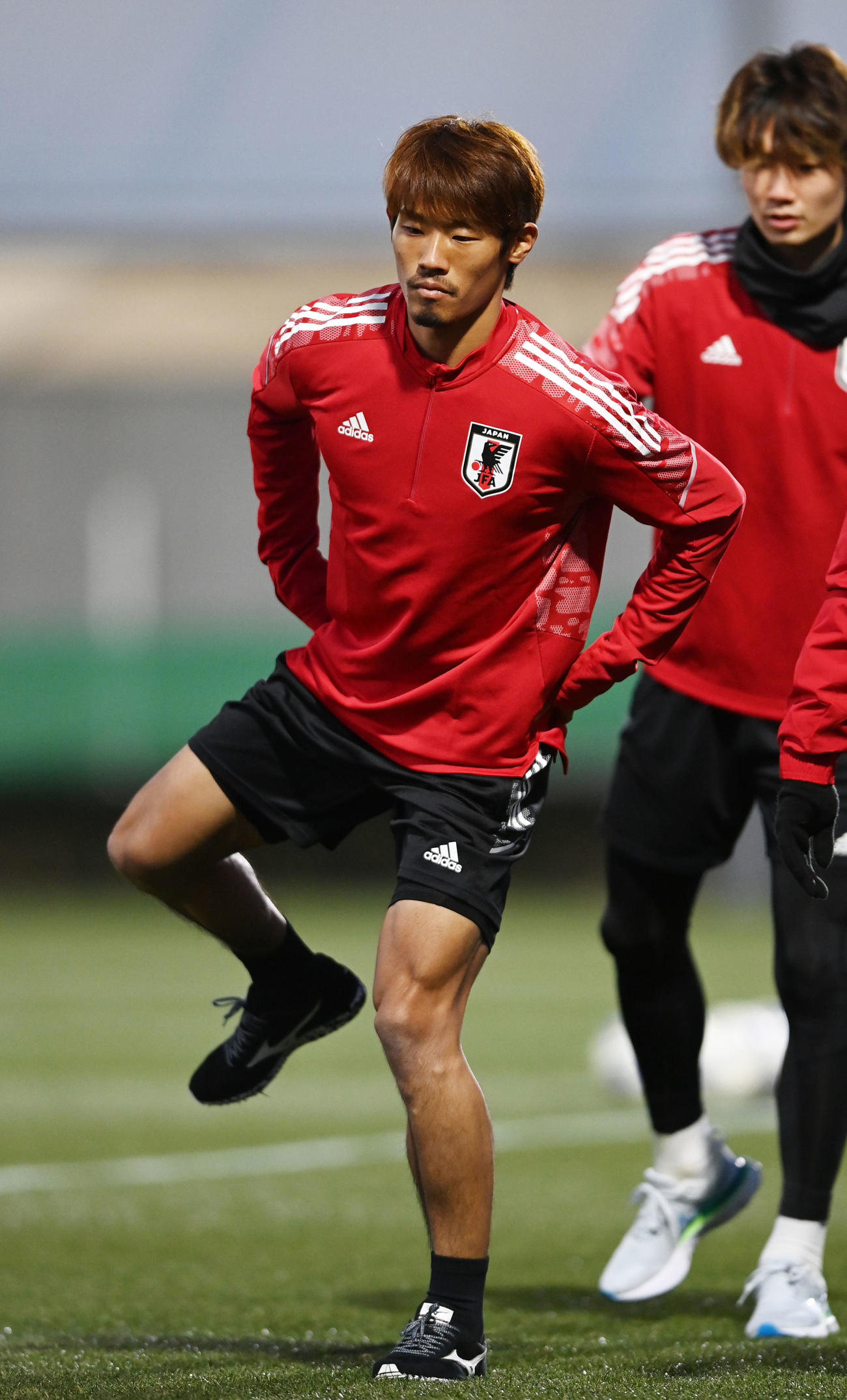 24日、トレーニングをする守田（右）（撮影・横山健太）