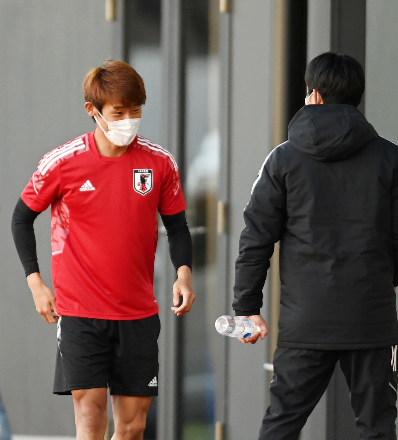 24日、森保監督（右）とあいさつを交わす守田（撮影・横山健太）