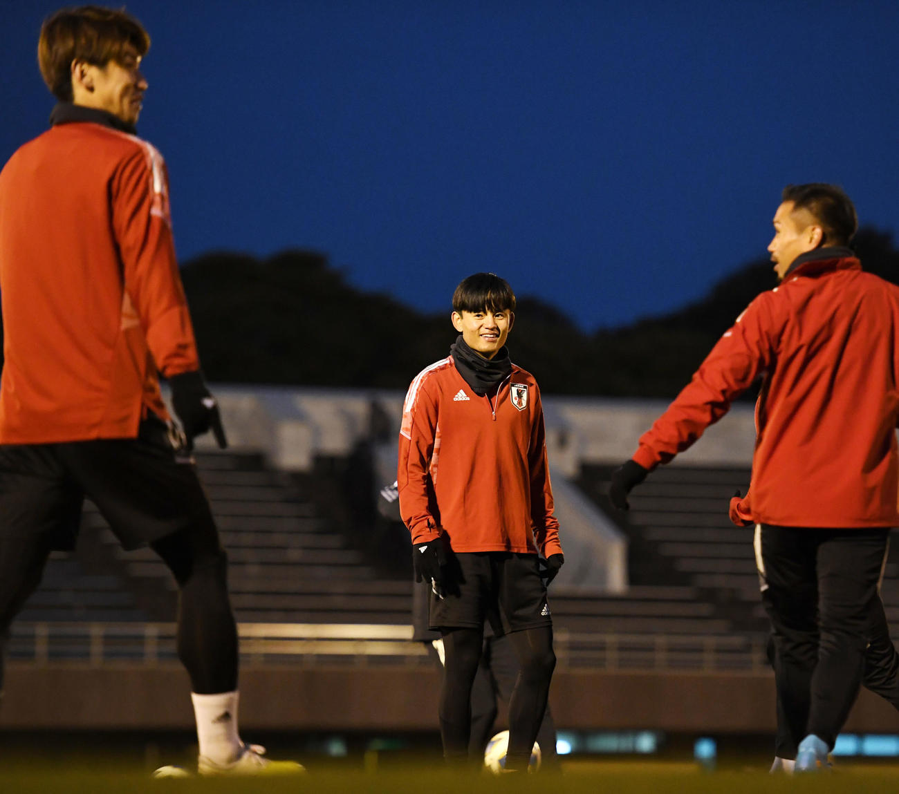 ボール回しで笑顔を見せる久保（中央）（撮影・横山健太）