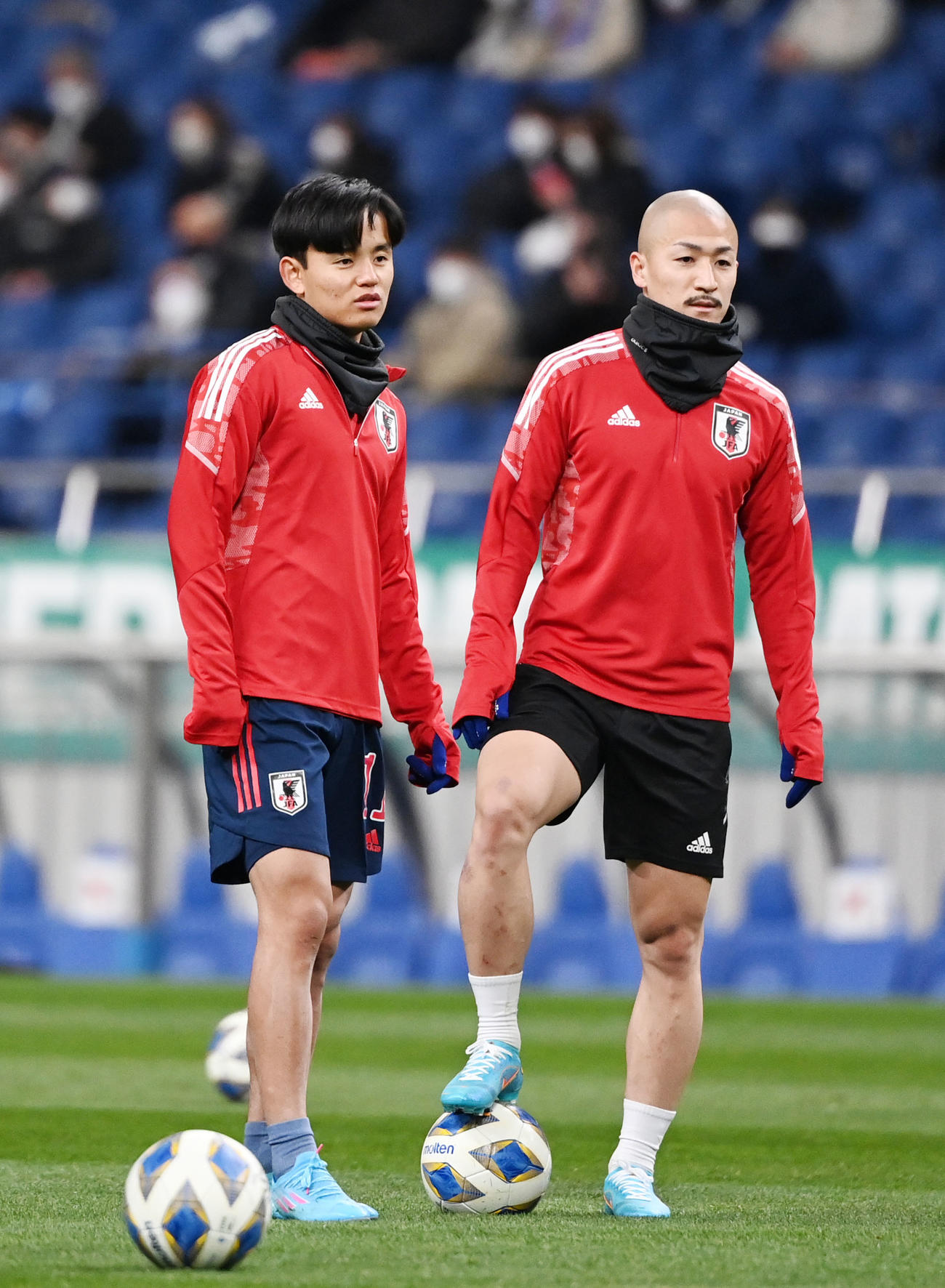 日本対中国　サブ組でアップをする久保（左）と前田（撮影・横山健太）