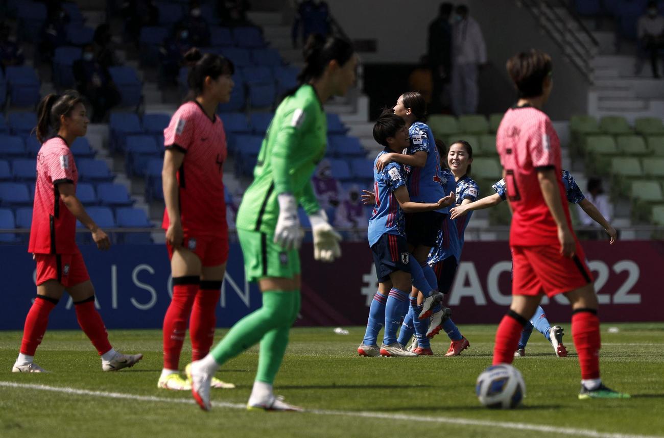 日本対韓国　前半開始早々、先制ゴールを決めた植木（中央左）のもとに集まって喜ぶなでしこイレブン（ロイター）