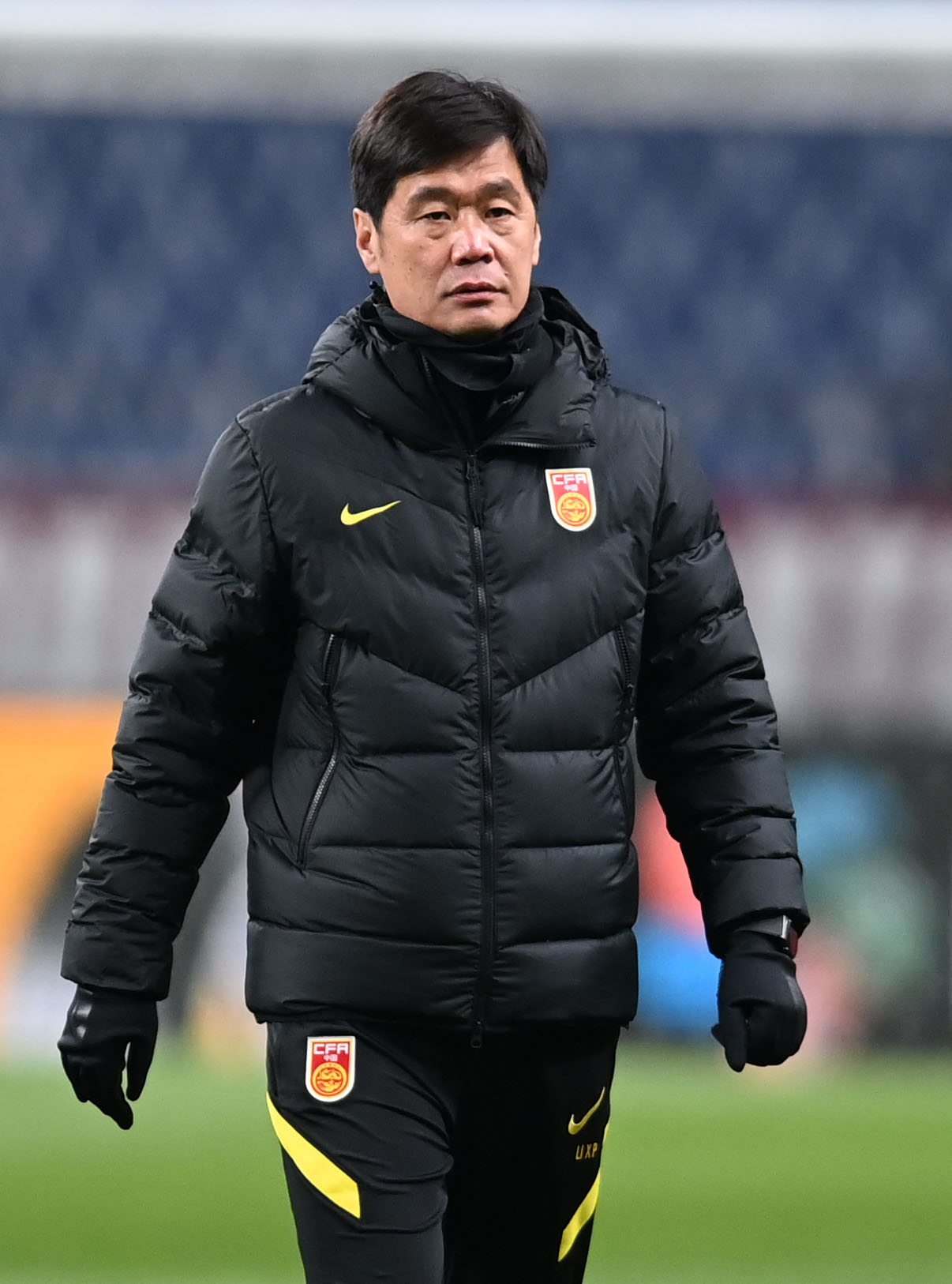 練習を見つめる中国代表の李霄鵬監督（撮影・横山健太）