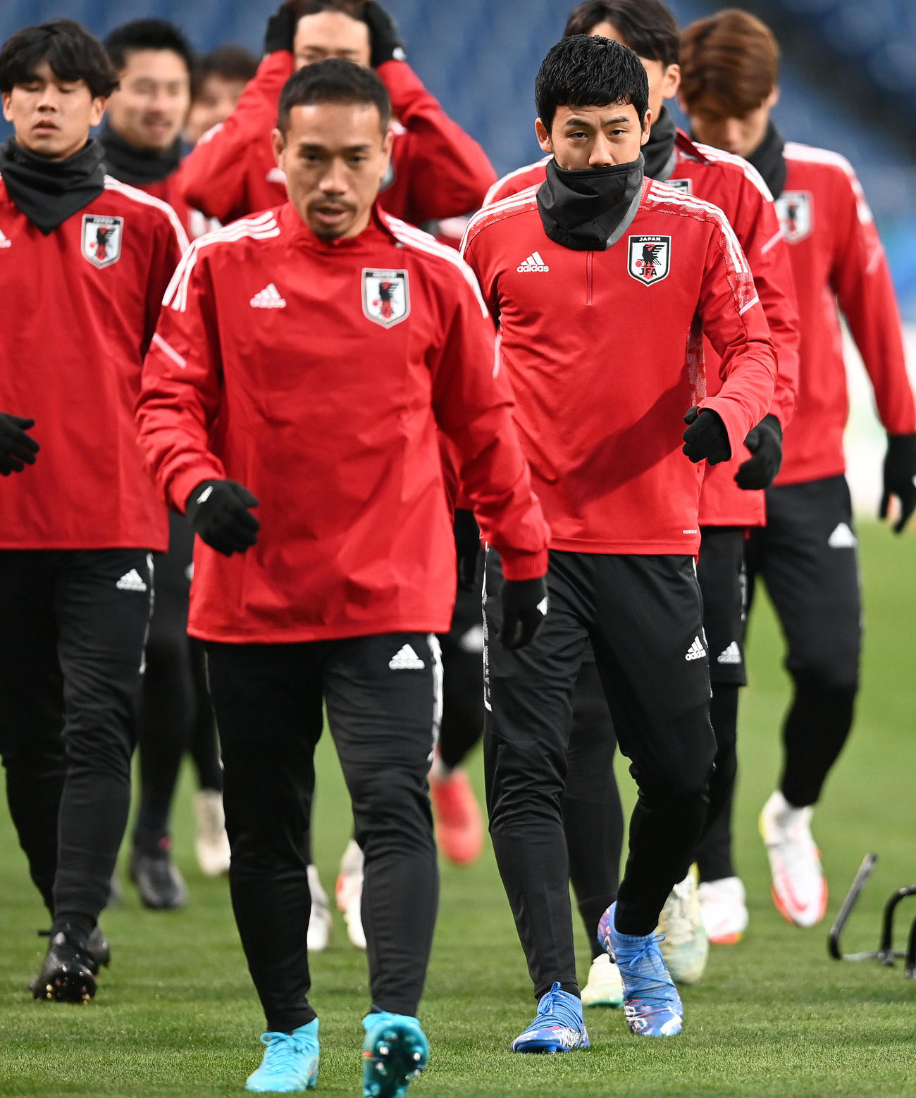 練習へ向かう遠藤（右から3人目）（撮影・横山健太）