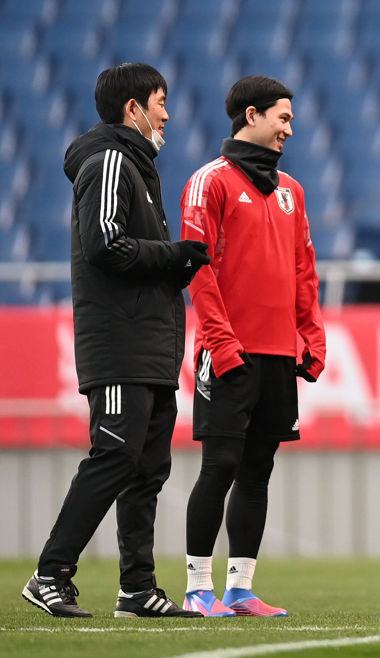 練習開始前、言葉を交わす森保監督（左）と南野（撮影・横山健太）
