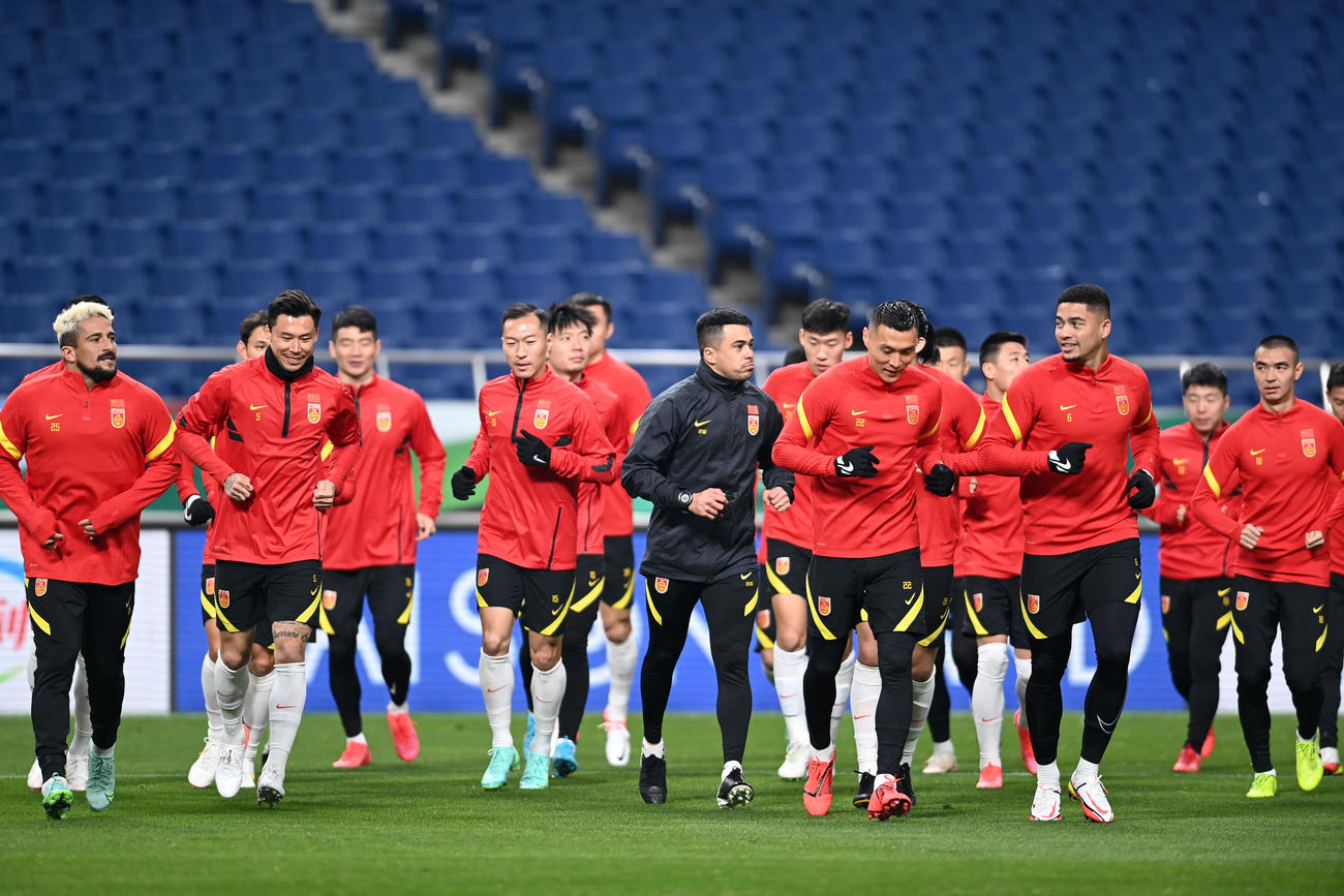 ランニングをする中国イレブン（撮影・横山健太）