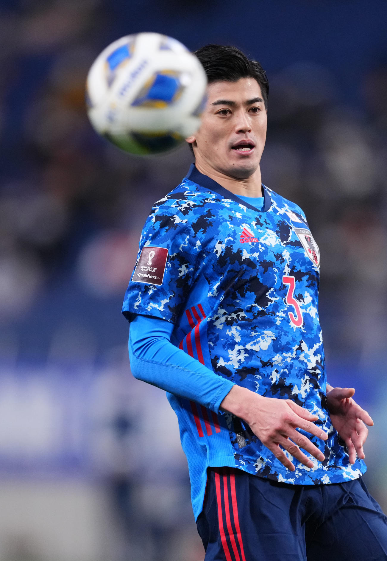 日本対中国　前半、ボールを追う谷口（撮影・横山健太）