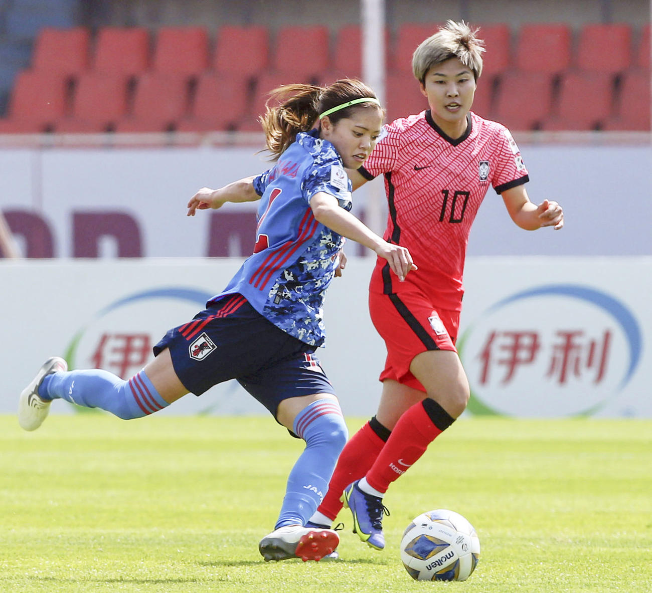 日本―韓国　前半、攻め込む長谷川（左）＝インド・プネ（C）AFC（共同）