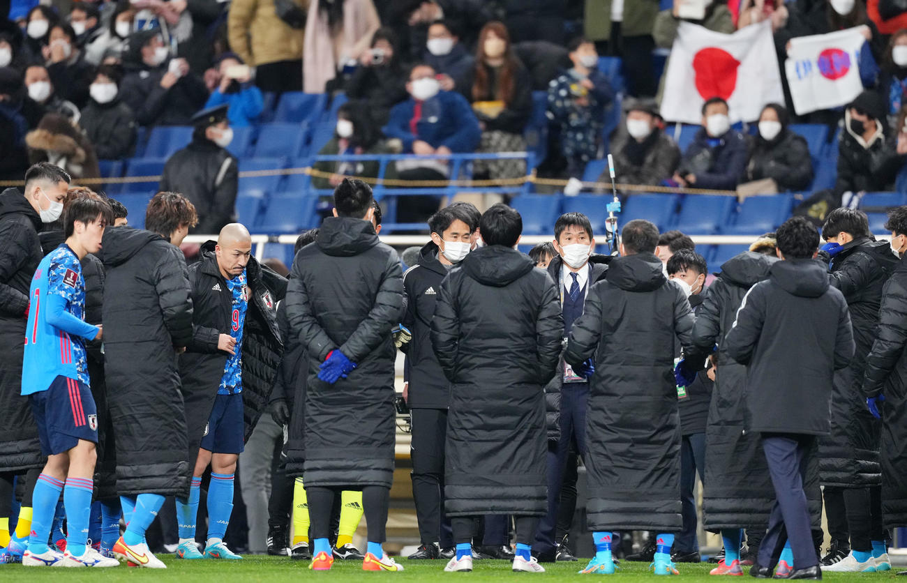 日本対中国　試合後、選手たちを集める森保監督（撮影・横山健太）