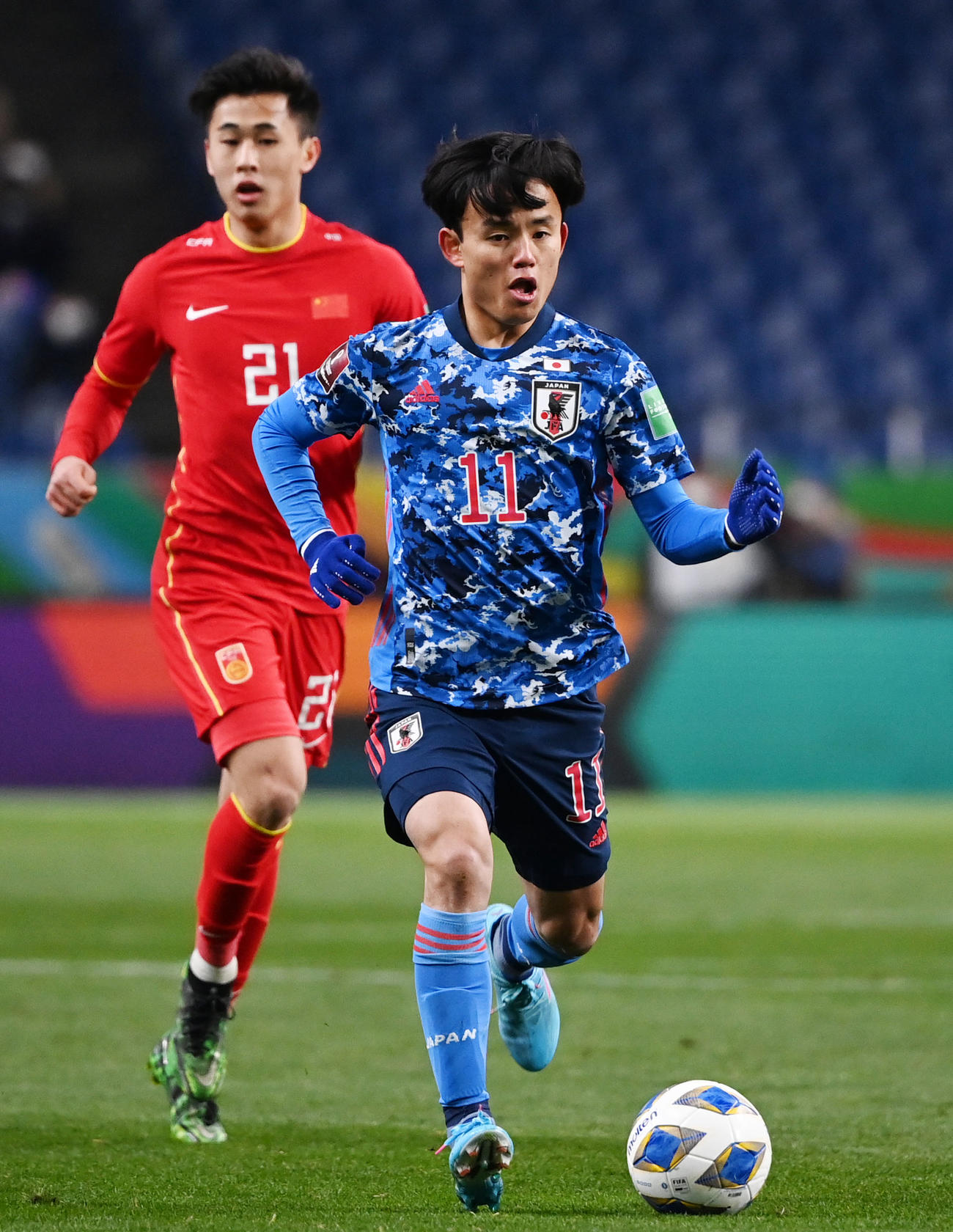 日本対中国　後半、ドリブルする久保（撮影・横山健太）