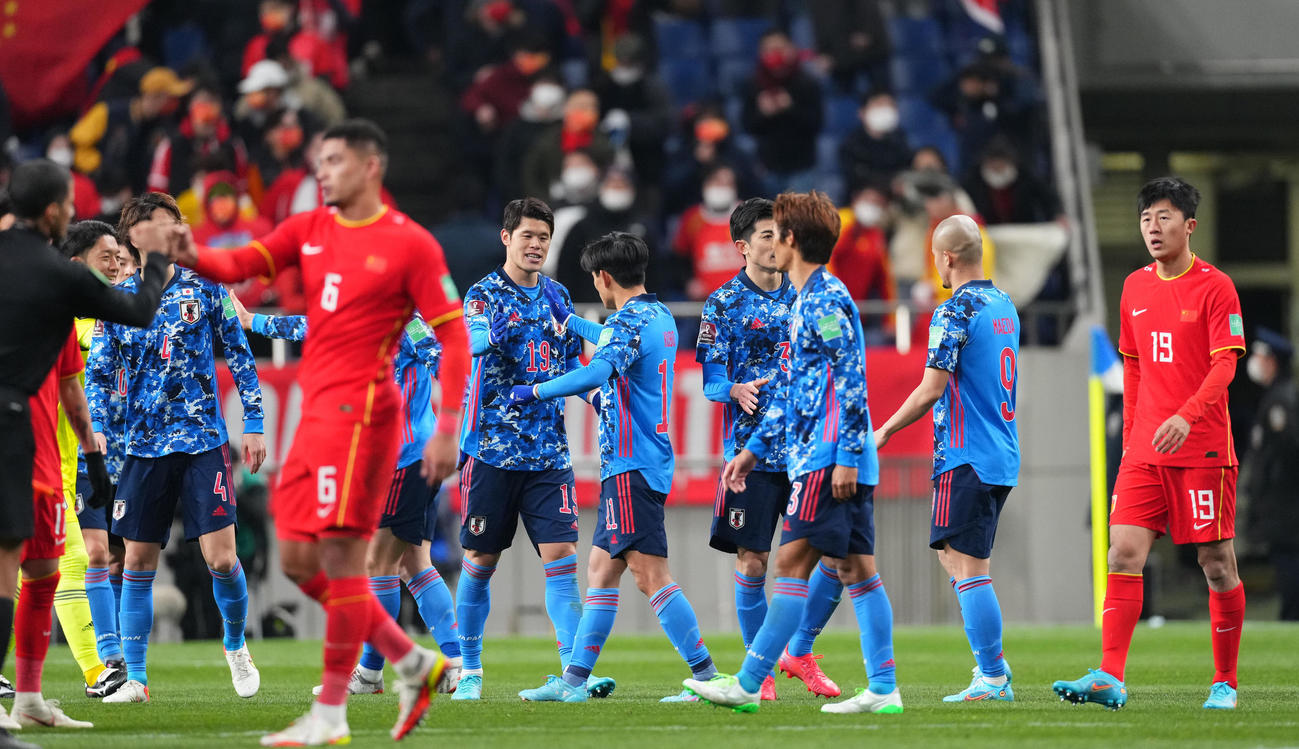 日本対中国　中国に勝利しタッチを交わす日本イレブン（撮影・横山健太）