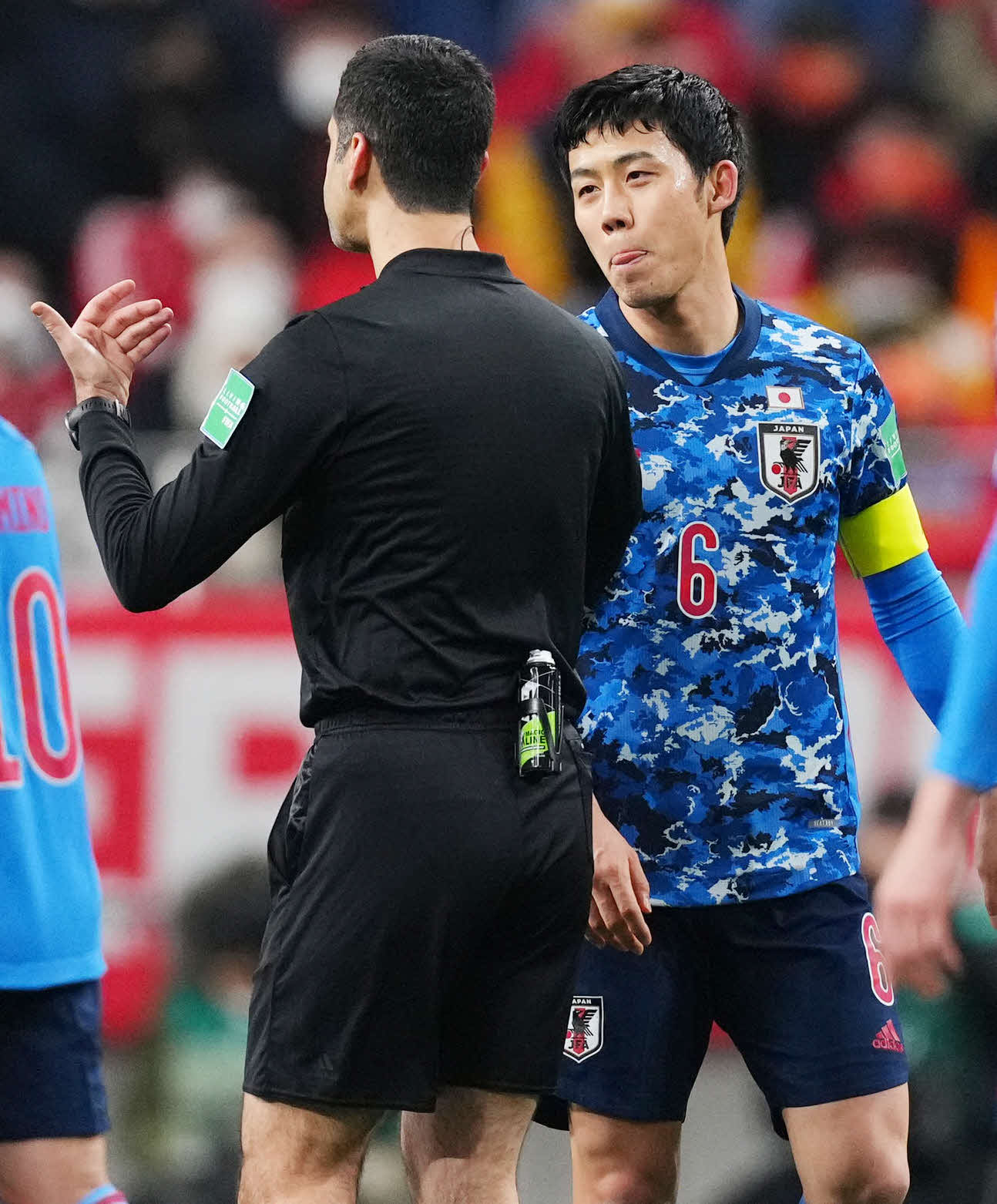 日本対中国　前半、南野がファウルを受け真っ先に主審（左）の元へ駆け寄る遠藤（撮影・横山健太）