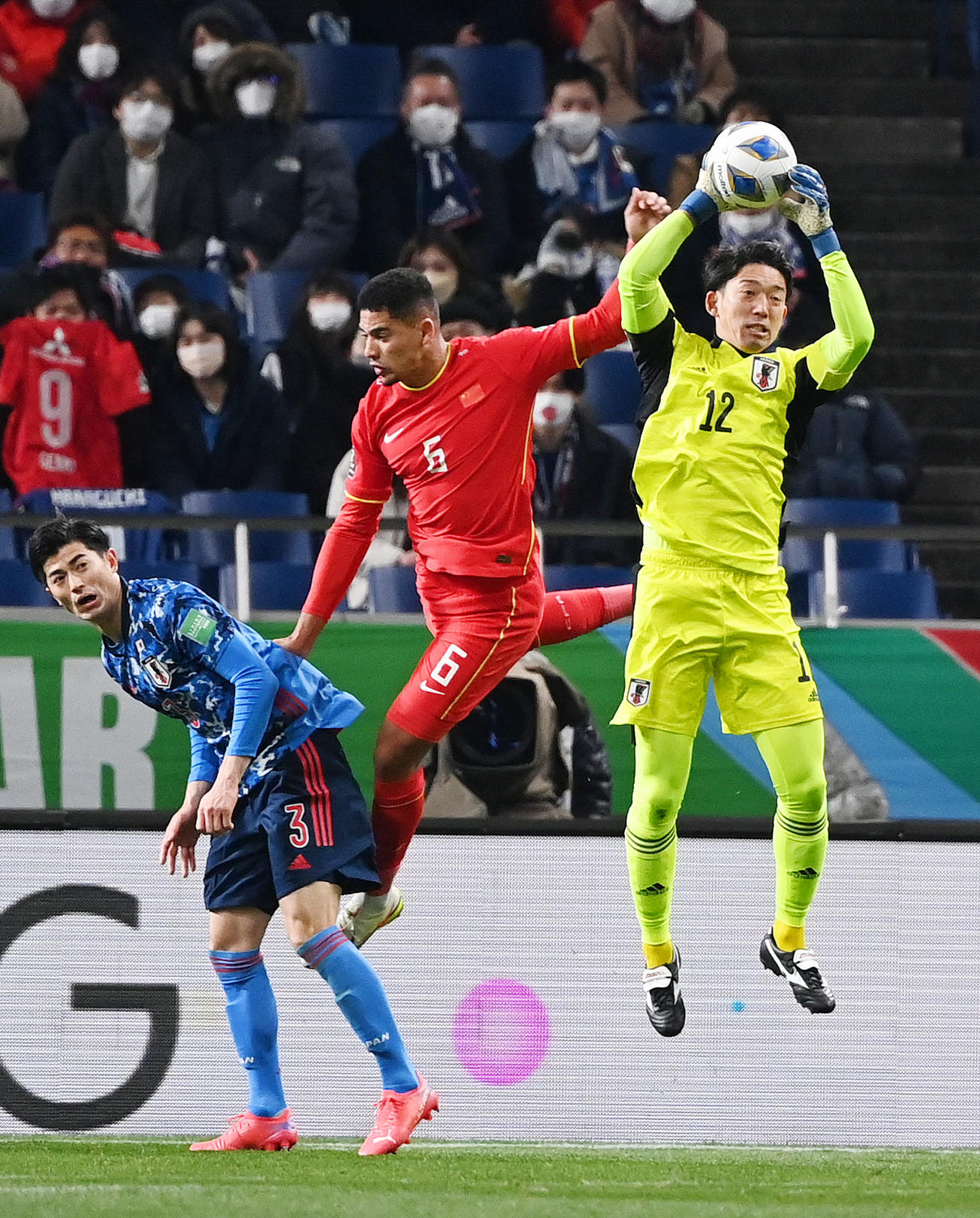 日本対中国　後半、ボールをキャッチするGK権田（右）。左から谷口、ブラウニング（撮影・横山健太）
