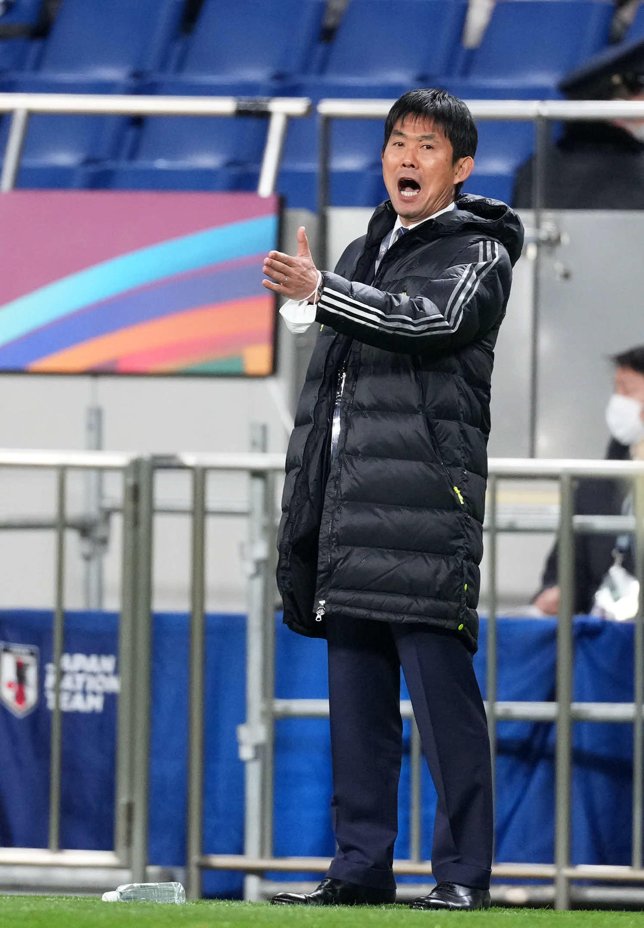 日本対中国　前半、ピッチサイドから選手に指示を送る森保監督（撮影・横山健太）