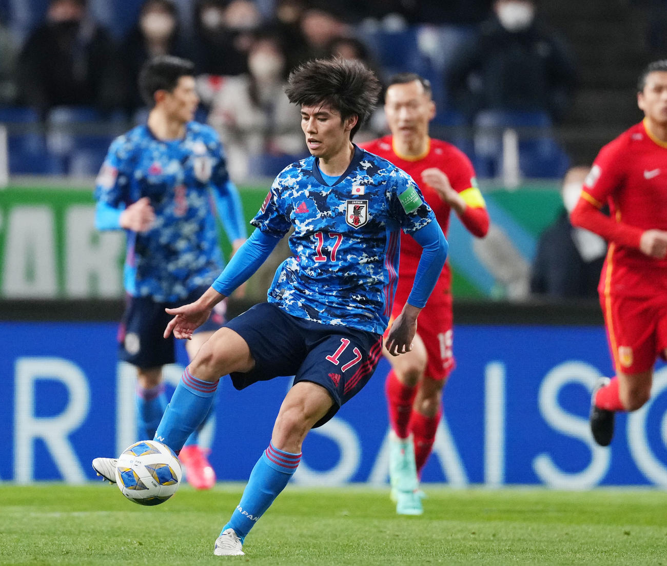 日本対中国　前半、ボールをキープする田中（撮影・横山健太）