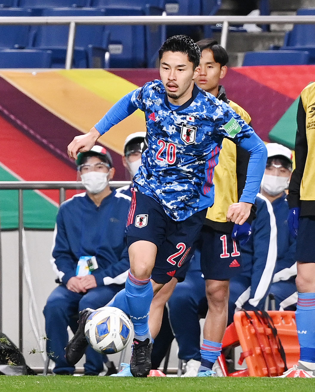 日本対中国　後半、ドリブルする中山（撮影・横山健太）