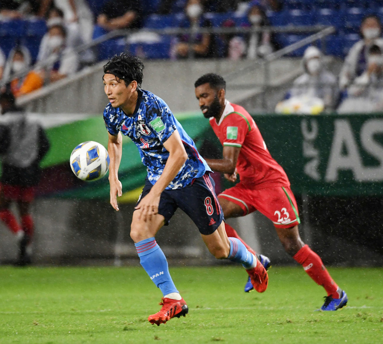2022年W杯カタール大会アジア最終予選　日本対オマーン　前半、ドリブルする原口元気＝2021年9月2日
