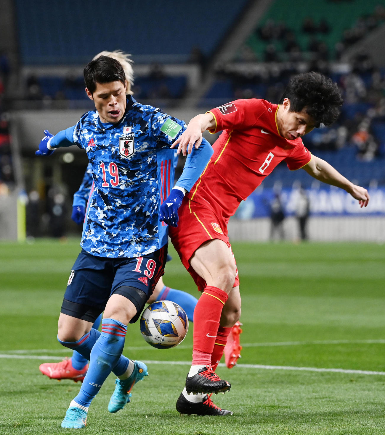 日本対中国　後半、競り合う酒井（左）（撮影・横山健太）