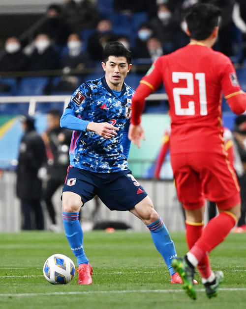 日本対中国 後半、ドリブルする谷口(撮影・横山健太)