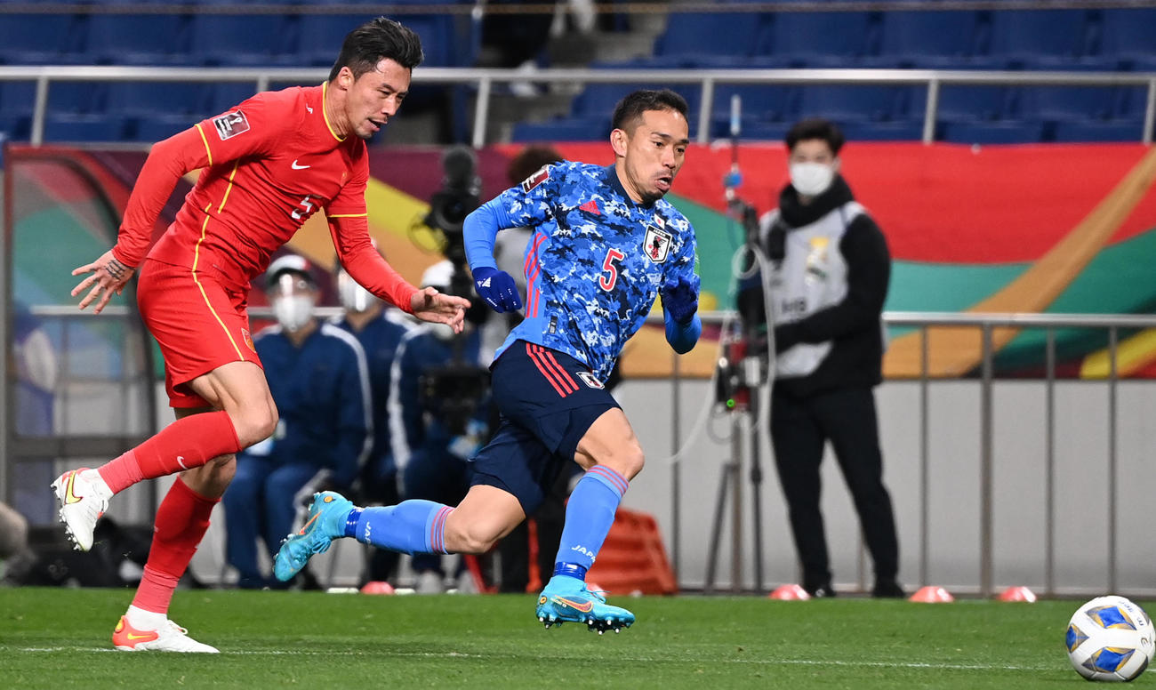 日本対中国　後半、ドリブルする長友（右）（撮影・横山健太）