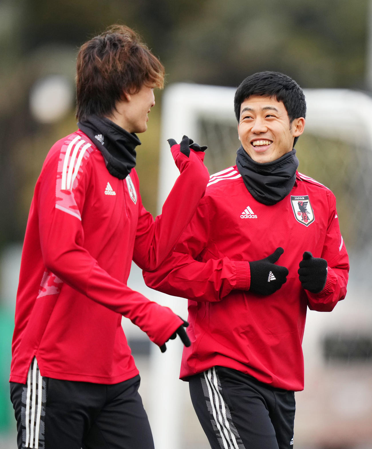 ランニングをしながら談笑する遠藤（右）と板倉（撮影・横山健太）