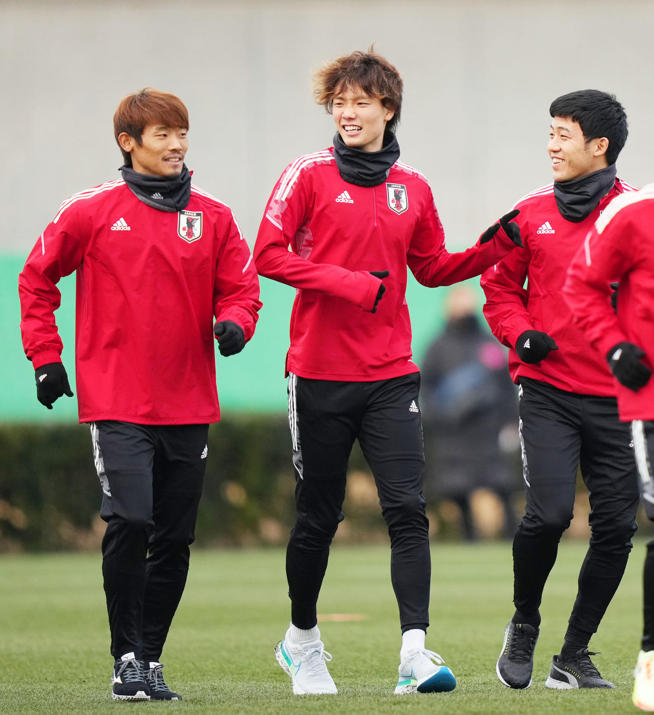 ランニングをしながら談笑する、左から守田、板倉、遠藤（撮影・横山健太）
