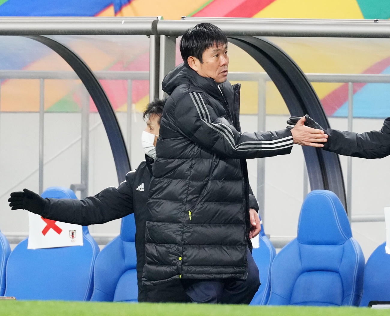 日本対中国　中国に勝利しタッチを交わす森保監督（撮影・横山健太）