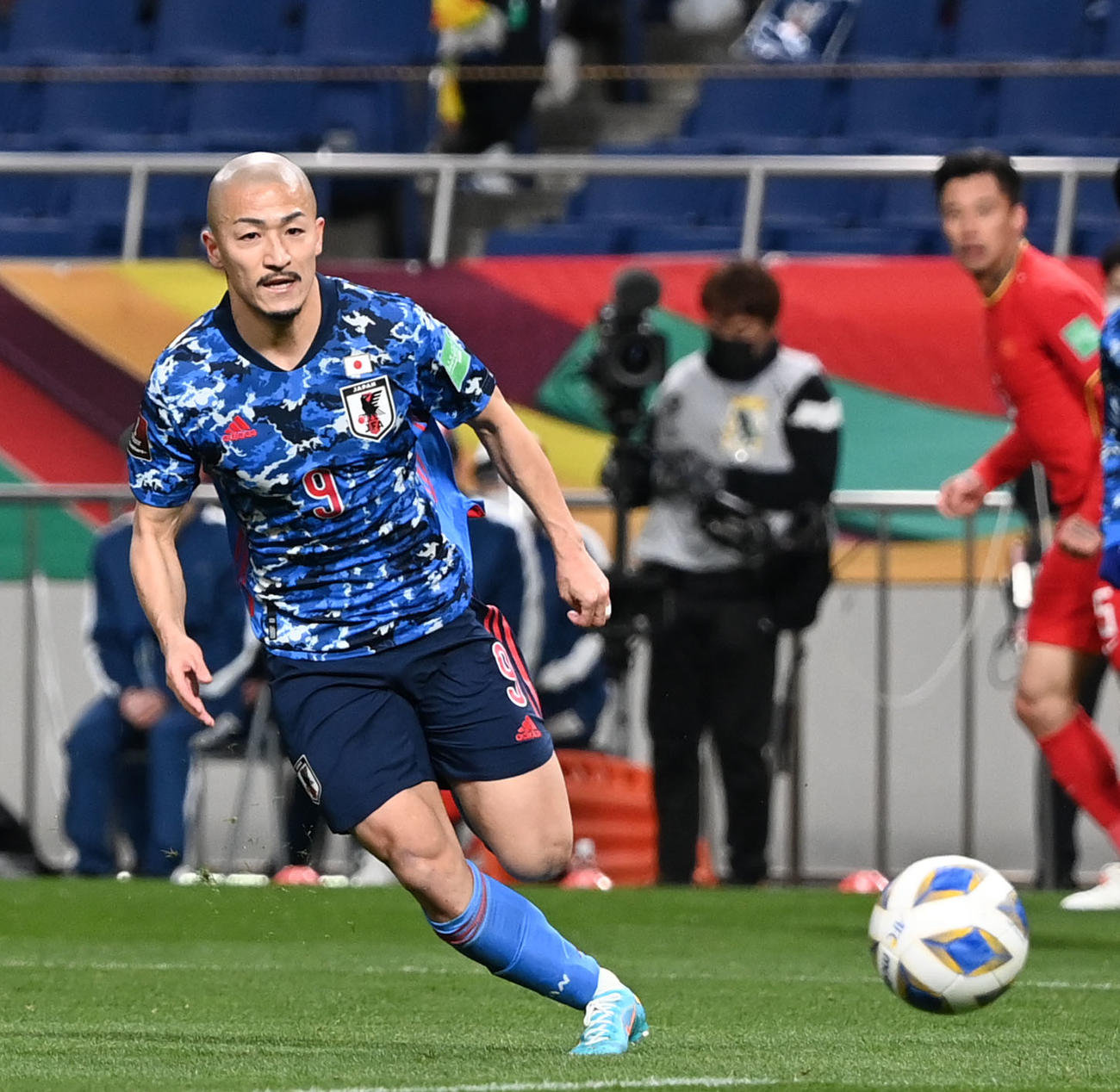 日本対中国　後半、ボールを追う前田（撮影・横山健太）