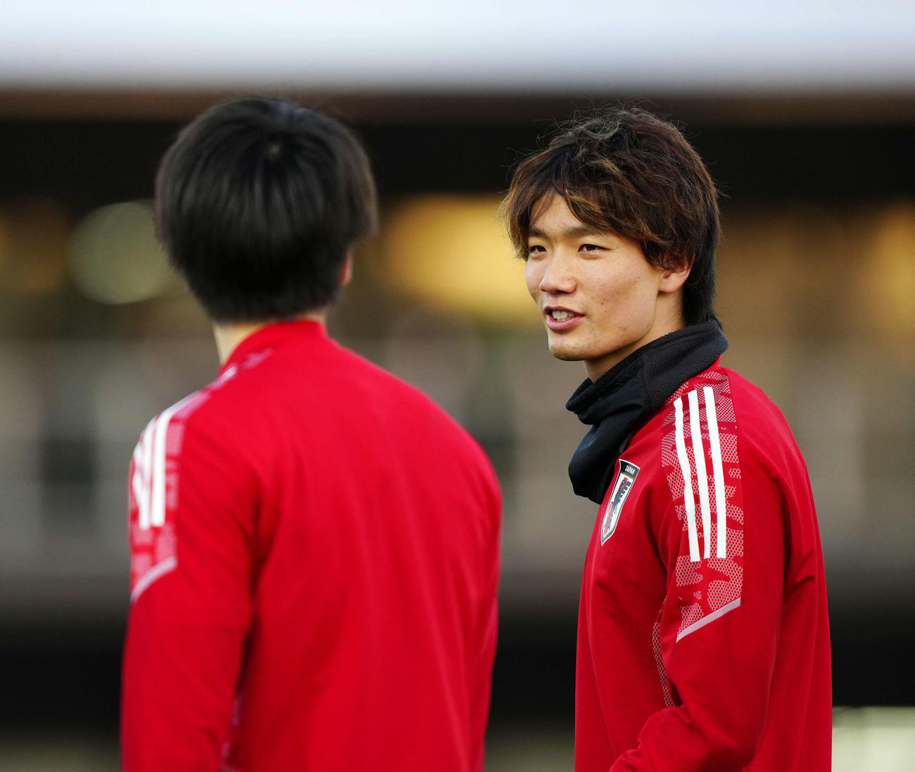 練習中、田中（左）と言葉をかわす板倉（撮影・江口和貴）