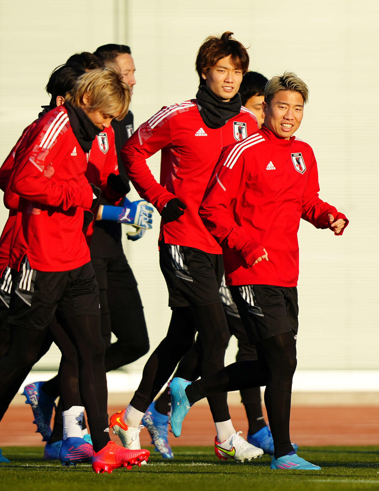 ランニングする板倉（中央）ら日本代表の選手たち。右は浅野（撮影・江口和貴）