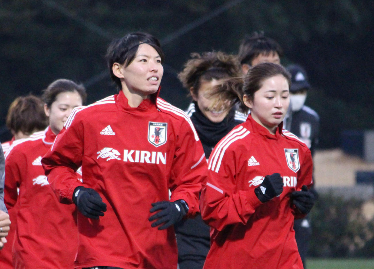 なでしこジャパンの選手ら（2022年1月11日撮影）